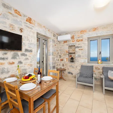 Dioni Ena Villa Pírgos