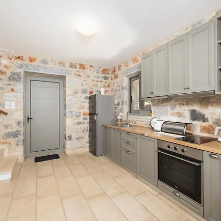 Dioni Ena Villa Pírgos