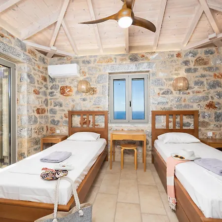 Dioni Ena Villa Pírgos